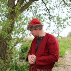 Leonardo Carbone Bonnet Vika Birka, Rouge 12 Leonardo Carbone Bonnet Vika Birka, Rouge -Vêtements Viking Soldes Magasin bonnet vika birka rouge 4