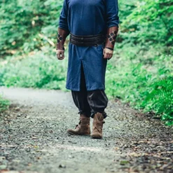 Leonardo Carbone Longue Tunique Viking Hvitserk, Bleu -Vêtements Viking Soldes Magasin longue tunique viking hvitserk bleu 3